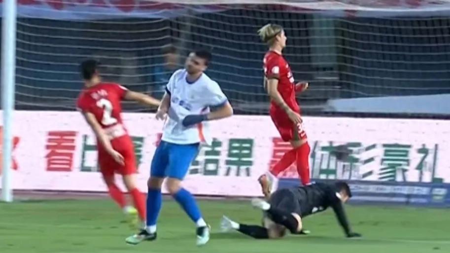 又是争议判罚！泰山2-0领先崩盘被绝平，主裁VAR两次改判太离谱？