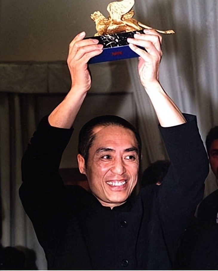 73岁张艺谋拿下12座终身成就奖,华语导演第一人,宝刀未老不言退_腾讯