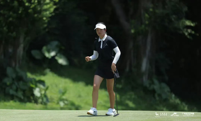 15岁爱女首夺高尔夫职业赛冠军！刘国梁携家人见证，激动拥吻祝贺