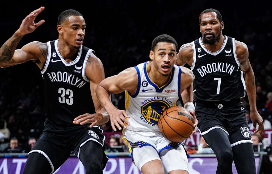 篮网大胜勇士狂刷纪录 替补席搞笑一幕:杜兰特庆祝却被助教向后拽