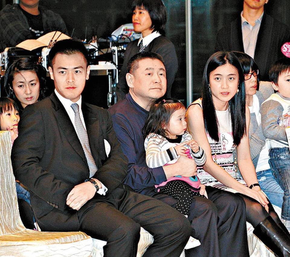 刘銮雄儿子刘鸣炜罕晒近照,化身二十四孝老爸,坐私人飞机陪爱女出国