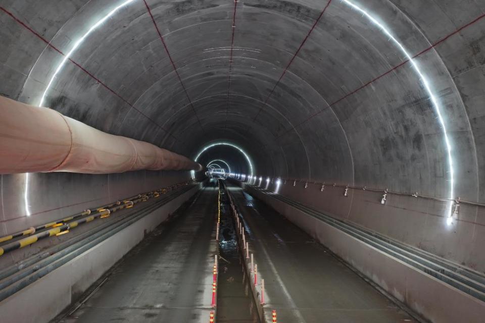 重庆64万州未来1小时可达 渝万高铁全线首座千米以上隧道贯通