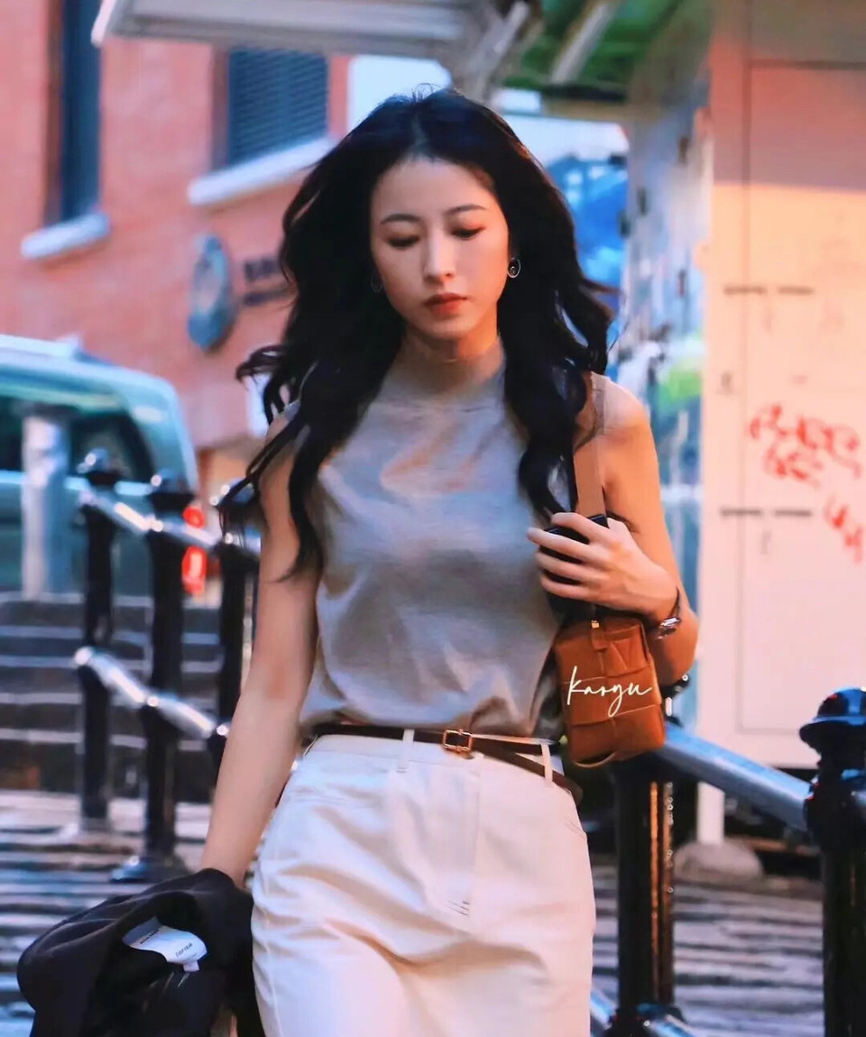 莫名撞脸周雨彤,同样都是瘦长的脸型,身高接近,周雨彤167,虞书欣169