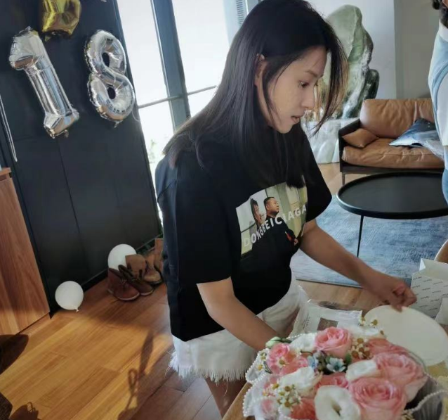 王彦霖艾佳妮爱巢曝光,鞋子摆满一面墙,最顶层几十万一双鞋抢镜