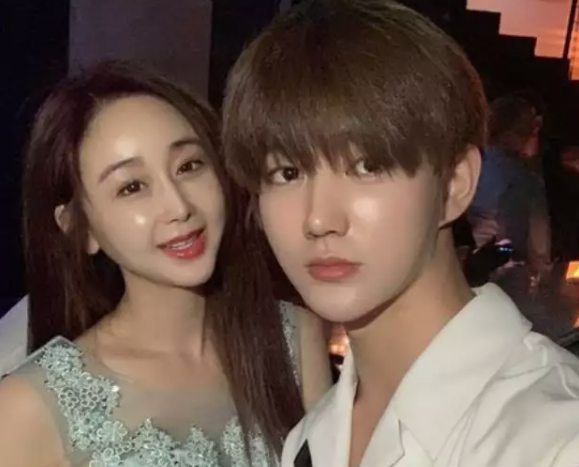 咸素媛宣告离婚又反悔与丈夫直播间秀恩爱是炒作还是真离婚