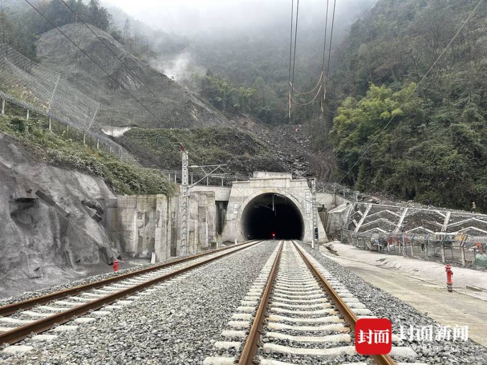 叙毕铁路通车在即 记者实地探访:掘进时突遇瓦斯涌出 这座隧道贯通有