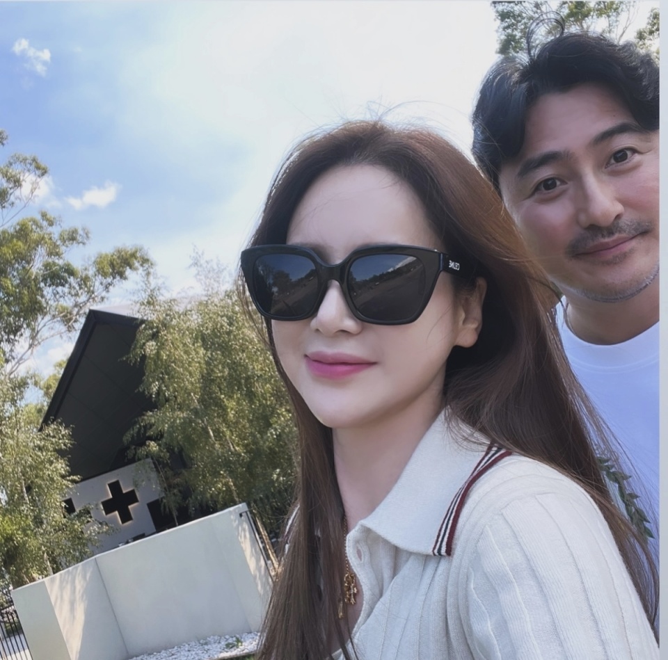 安贞焕与妻子李惠媛的葡萄酒庄之旅,甜蜜自拍照展现幸福生活