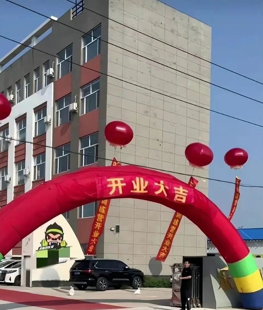 赵本山儿子新店开业,赵家班随份子相当豪气,门口停50辆劳斯莱斯_腾讯