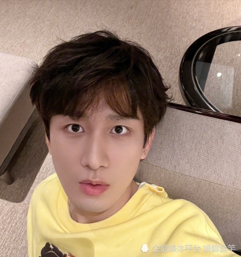 当红小生成毅七宫格随拍,表情憨憨甚是可爱,宛如地主家的傻儿子!