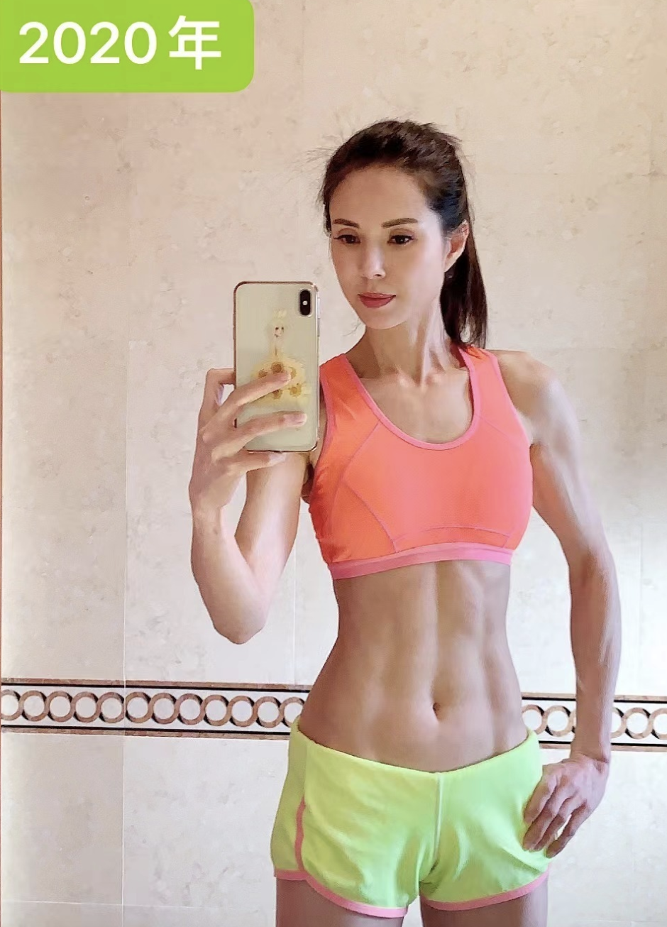 在这组照片中,每一年李若彤都会拍摄一张健身