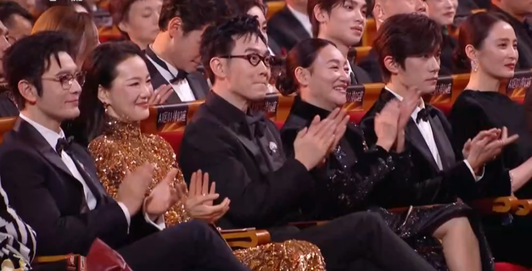 金雞獎頒獎名場面！宋佳二封詠梅失落，易烊千璽拿獎張藝謀樂開花 - 