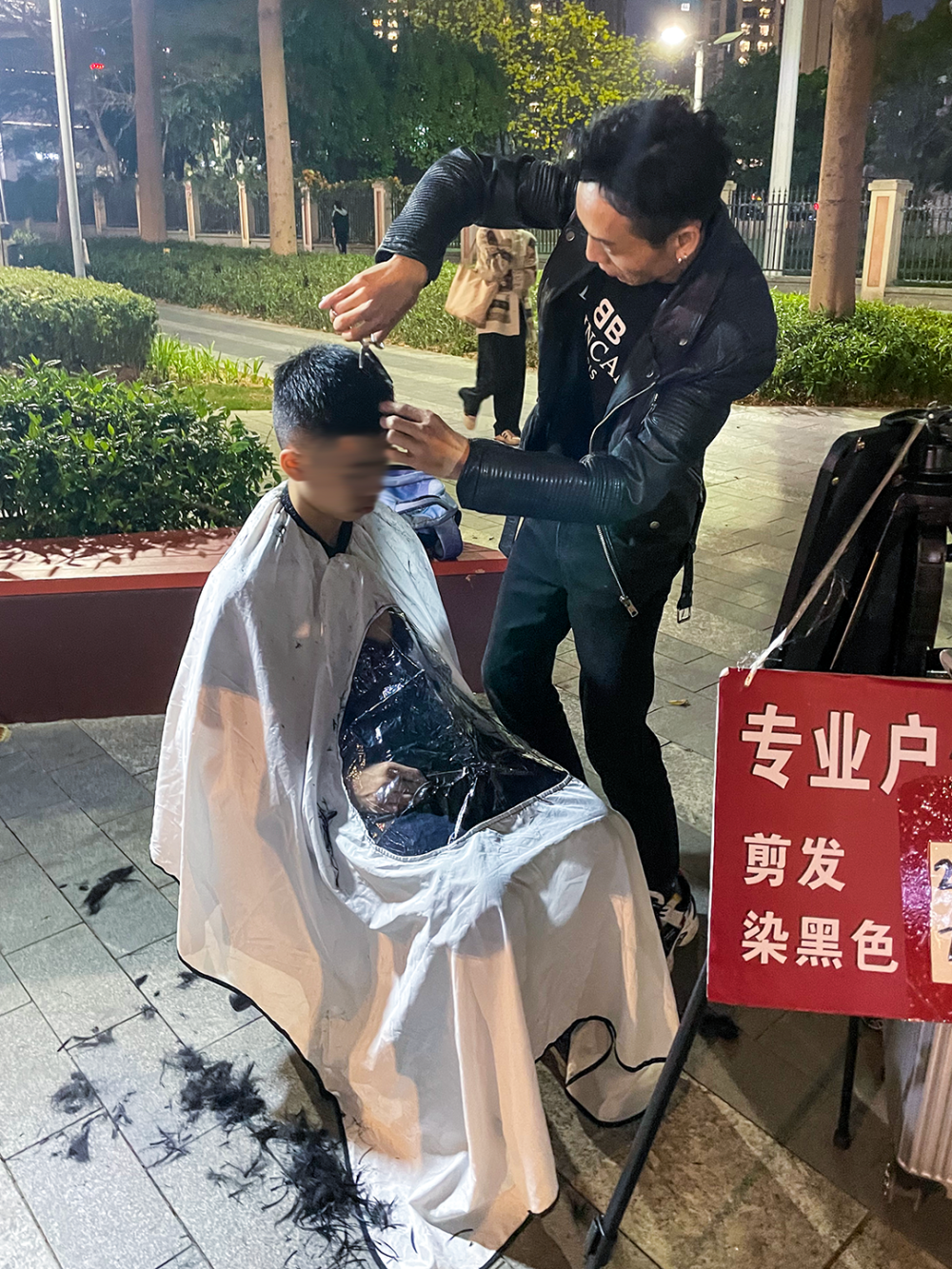 在深圳街头摆摊的年轻tony们总监剪发只要20元
