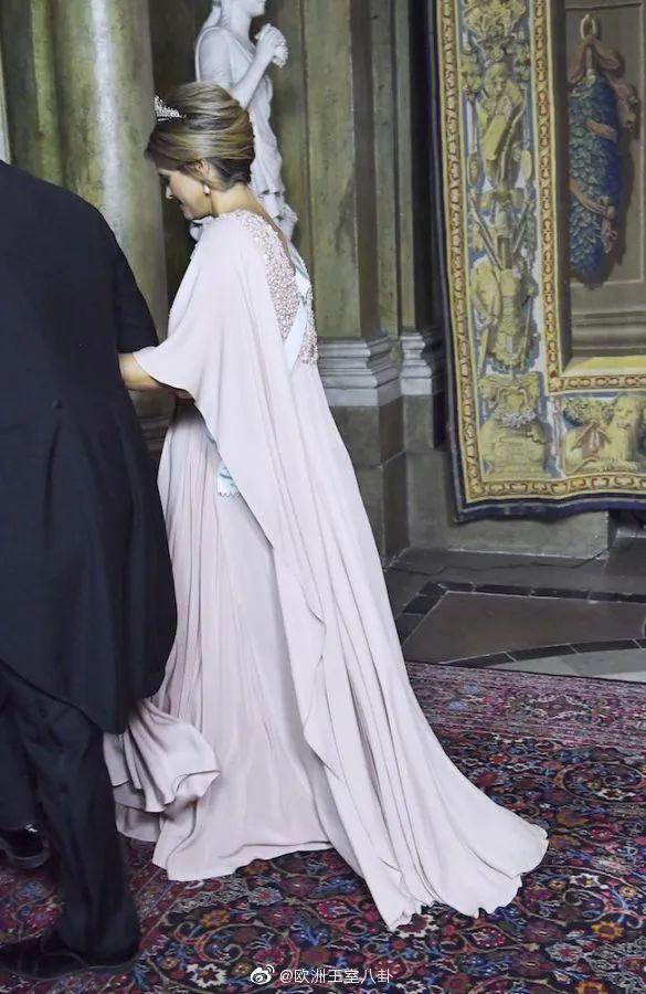 王室女性礼服背影大赏 最是那一转身的风情