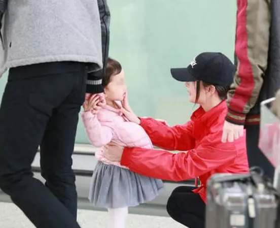 10岁小糯米清新脱俗,网友却嘲讽杨幂不配当母亲_腾讯新闻