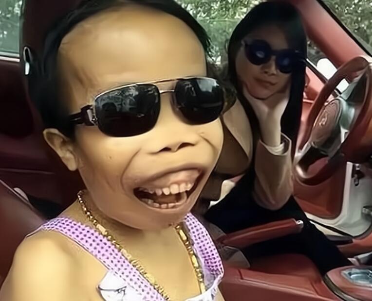 网红陈山儿子近照曝光,五官正常很可爱,网友建议做亲子鉴定