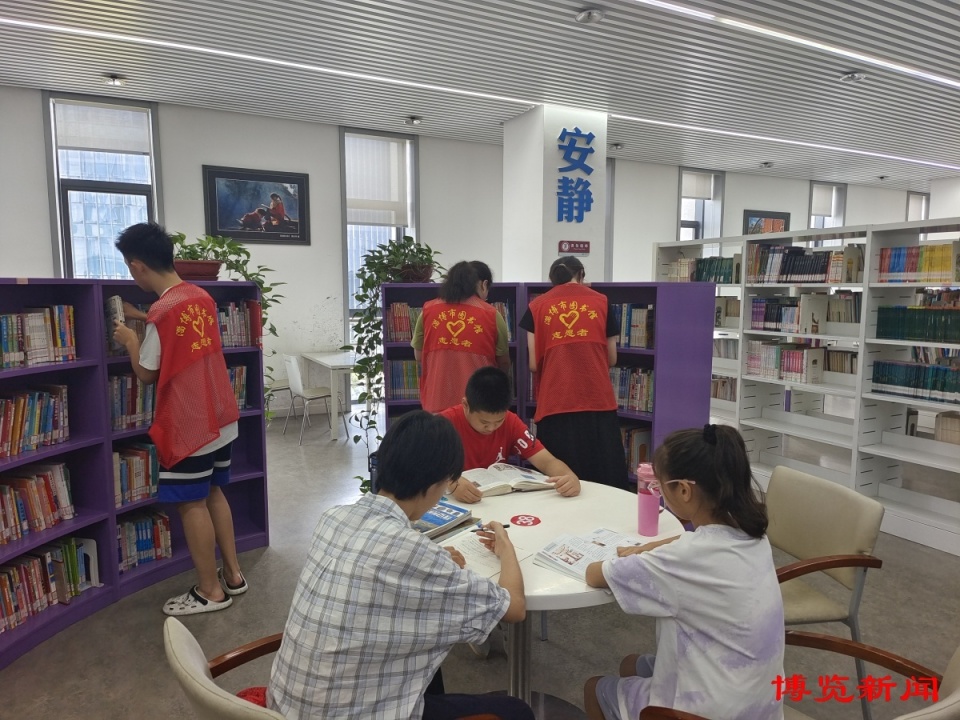 7月26日,在淄博市图书馆少儿综合借阅室,来自淄博市实验中学的志愿者