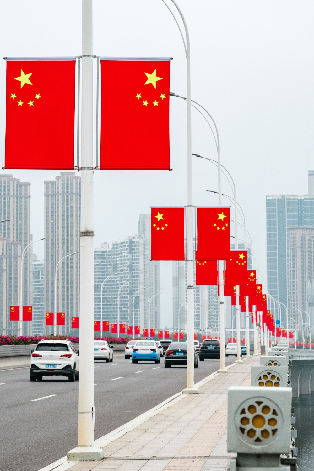 武汉"盛装"迎国庆,满城国旗飘扬