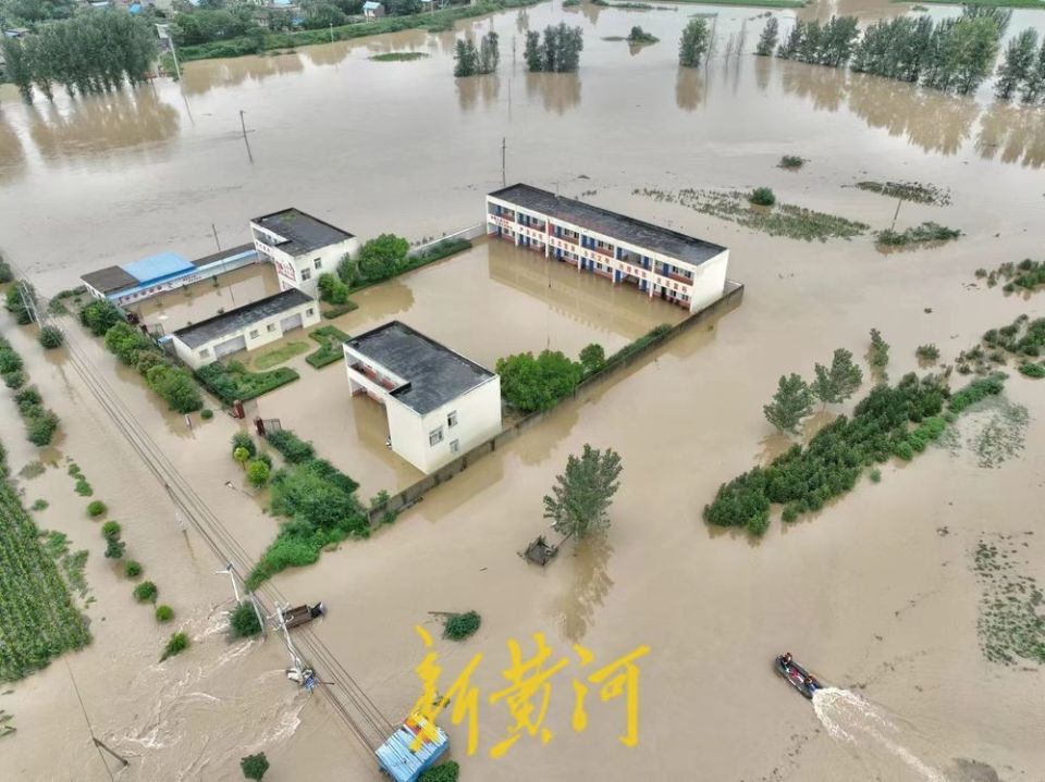 河南唐河县湖西村遭遇水灾围困,百余名村民两个半小时被成功转移