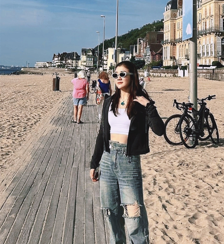 赛场之外,陈梦在好好享受生活.她最喜欢的事之一就是到海边休闲拍照.