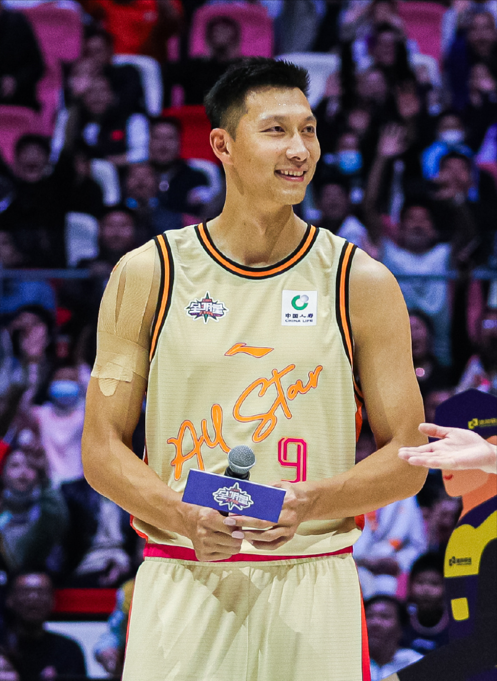 易建联在全明星周末太受欢迎,被众人争相合影,有望重返国家队