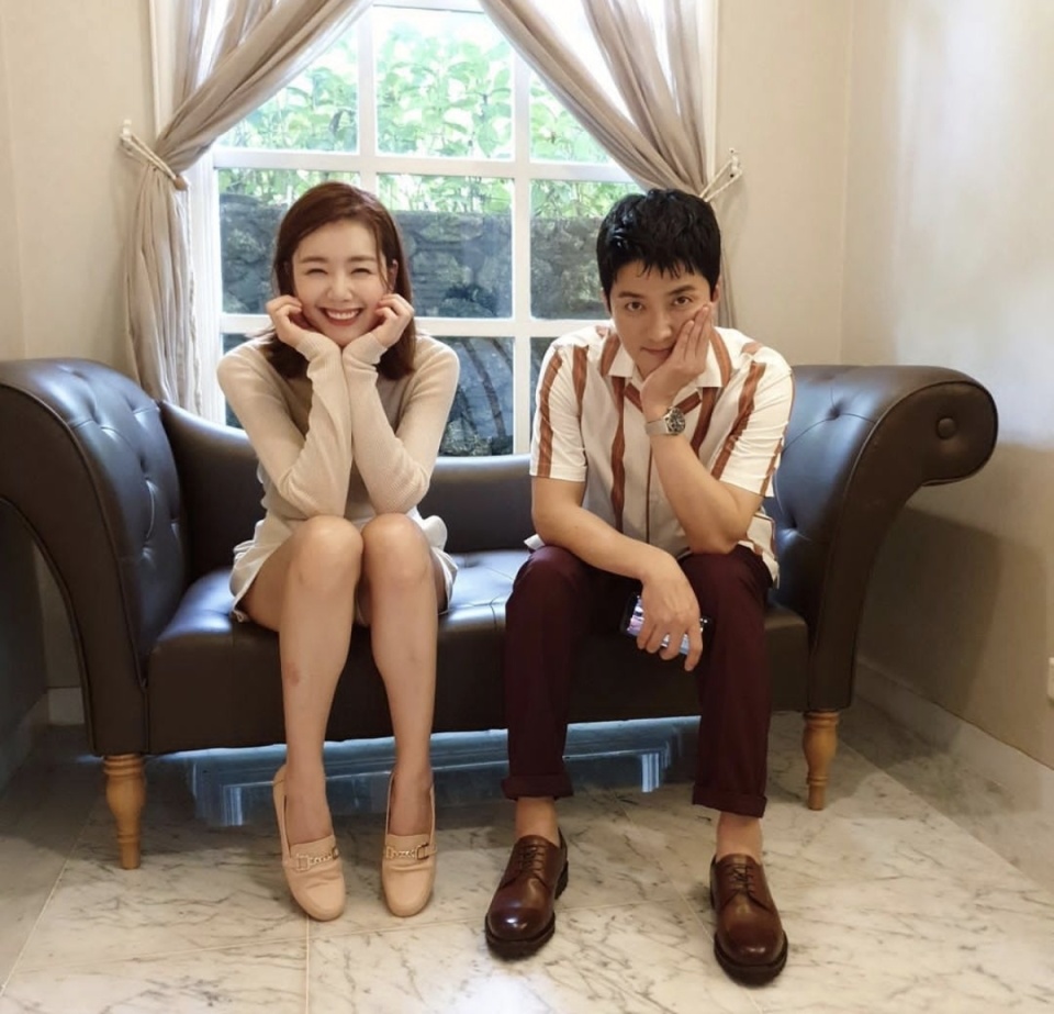 苏怡贤和印乔镇的幸福家庭照片,让人感受到温暖和快乐_腾讯新闻