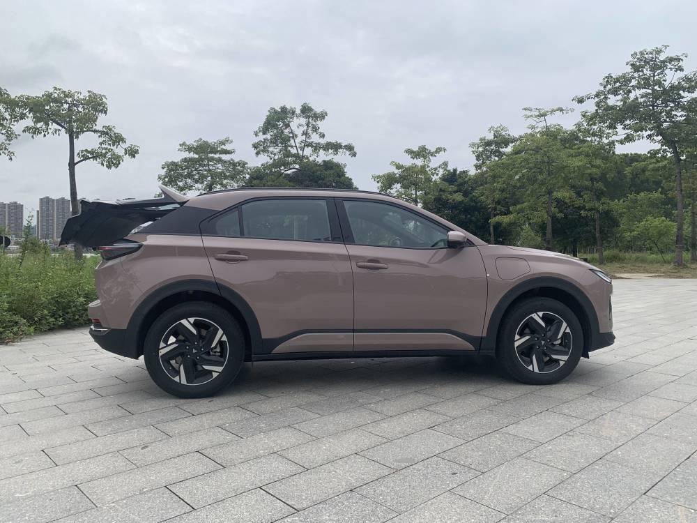 哪吒x首批量产车正式下线,智能纯电suv大空间,更舒适,超安全_腾讯新闻