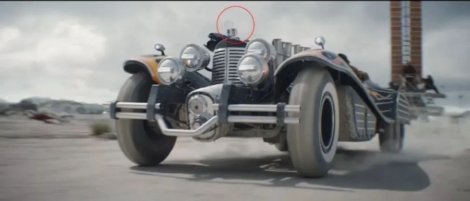 的手下,包括电影里那辆车,也是钢铁侠的变体,因为车标是钢铁侠的头像