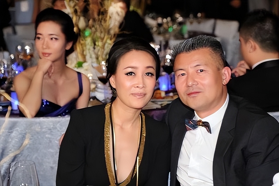 那英现身英国富人区戴耳机喝星巴克演唱会被抵制后当女儿陪读