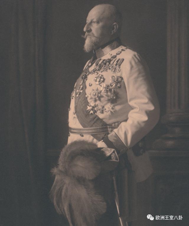 保加利亚实现法律意义上独立的开山怪现在的保加利亚自然是共和国,它