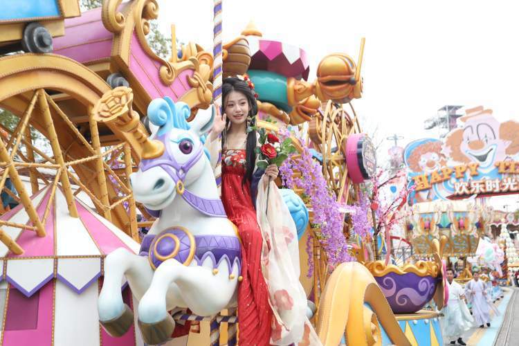 成童礼汉服游簪花秀上海欢乐谷开启国潮文化节500平方米实景还原人气