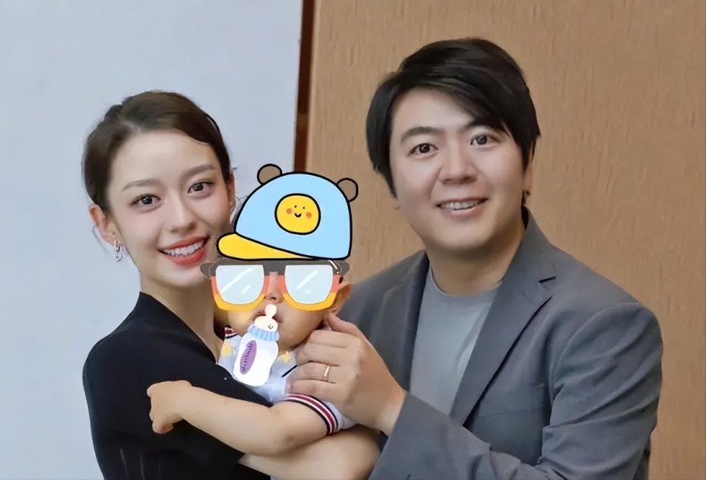 郎朗夫妇带两岁儿子度假孩子腿长个高纤瘦的吉娜抱娃显吃力