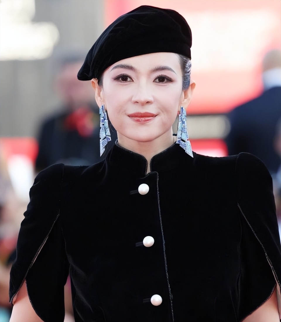 章子怡威尼斯电影节开幕红毯:贝雷帽配折扇,生图压倒欧美众女星