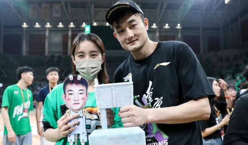 辽篮恩爱照郭艾伦躺枪?赵继伟与演员女友绝配,李晓旭爱妻气质一流