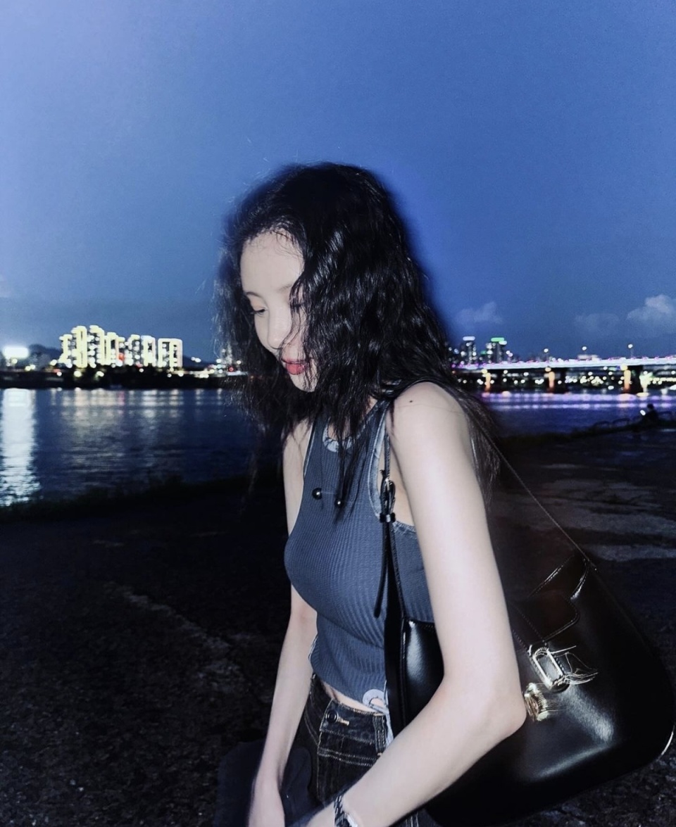 徐贤的牛仔裤穿搭,简单又时尚,酷帅十足