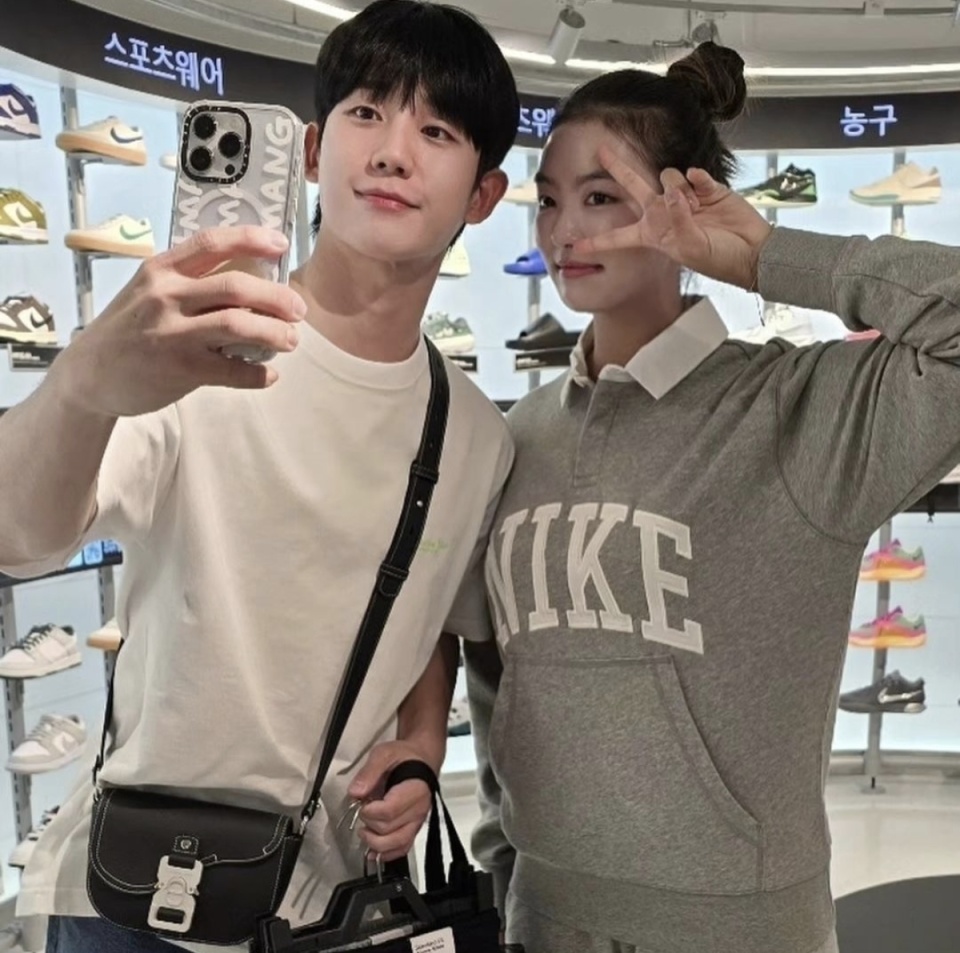 李东国女儿在雅与丁海寅等演员亲密合影,星味十足