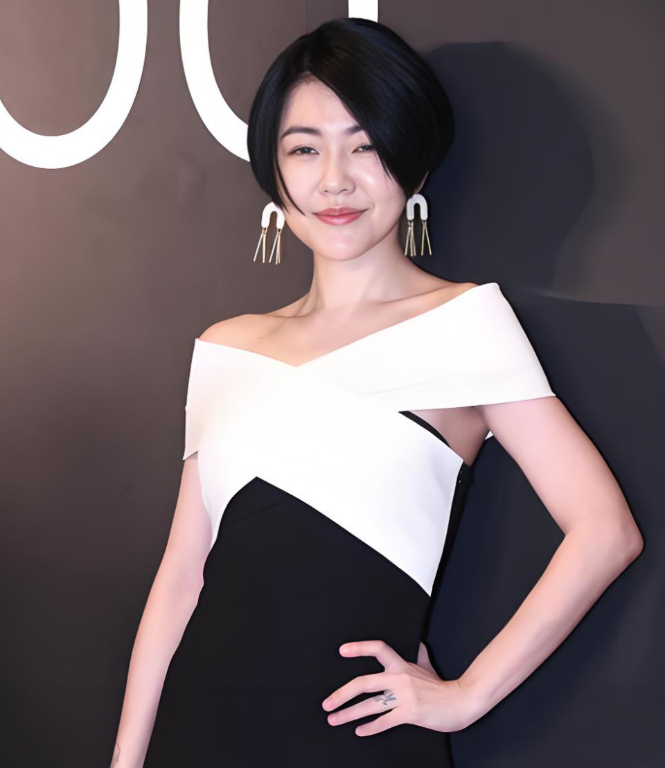 小s穿高跟鞋去墓地,两次发声引争议,平安和圆满两词太讽刺,网友吐槽她