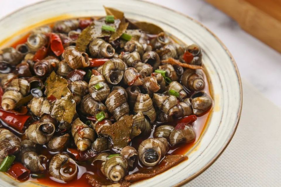 辣汁裹螺肉，吮指到天明——嗦螺声里听非遗_腾讯新闻