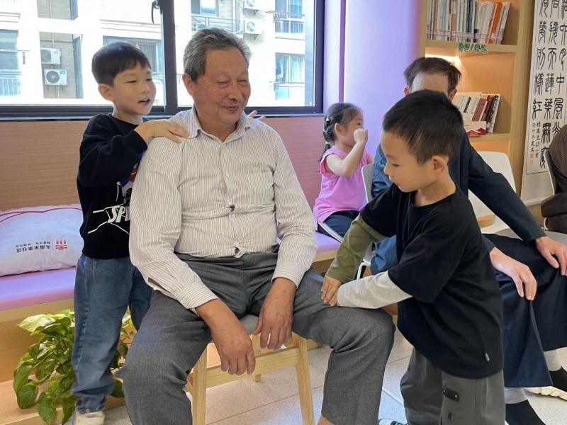 党建联建 老幼共融 一场跨越年龄的互动暖意浓浓_腾讯新闻