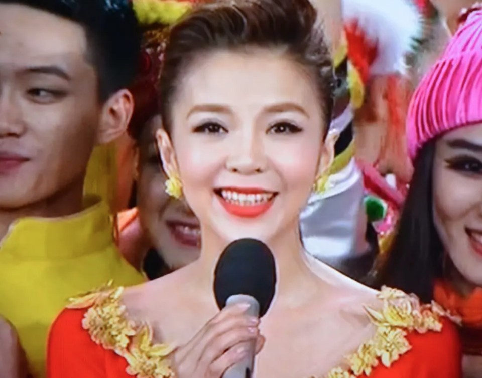 50岁朱迅首次跑完全程马拉松,红衣配短裙如少女,和病魔搏斗33年_腾讯