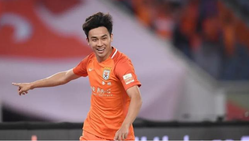 根据博主"鲁能"最近发布的一段视频来看,吴兴涵现在正和鲁能全队一起