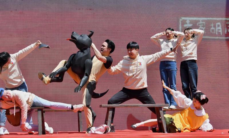 叶广芩儿童文学舞台三部曲将迎收官之作 《土狗老黑闯祸了》走进作者母校_腾讯新闻