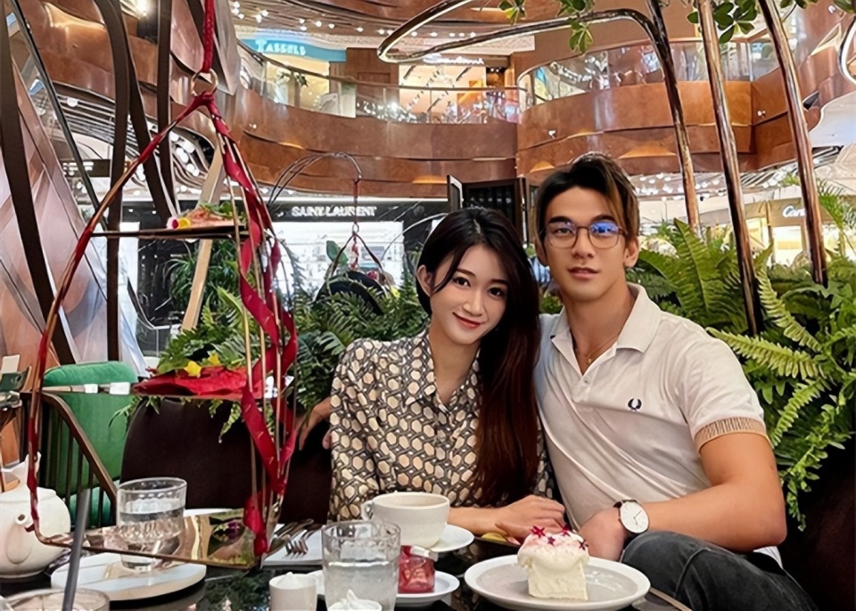 祖孙三代长相相似,汤盈盈穿红衣抢镜_腾讯新闻