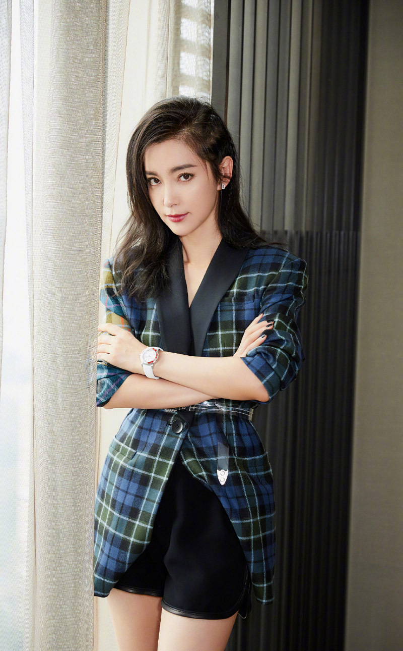 51岁李冰冰最新生图:和父母游玩张家界,肤白貌美像30岁,都不敢认了