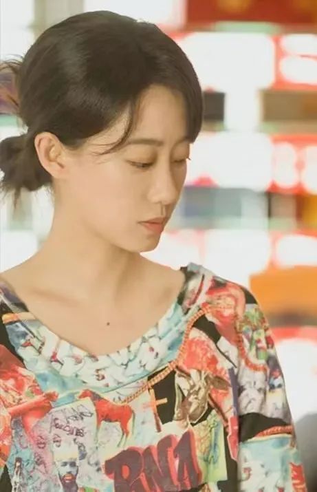 最后乐莹去参加拳击比赛时,乐丹也去现场给姐姐加油了,虽然最后看到