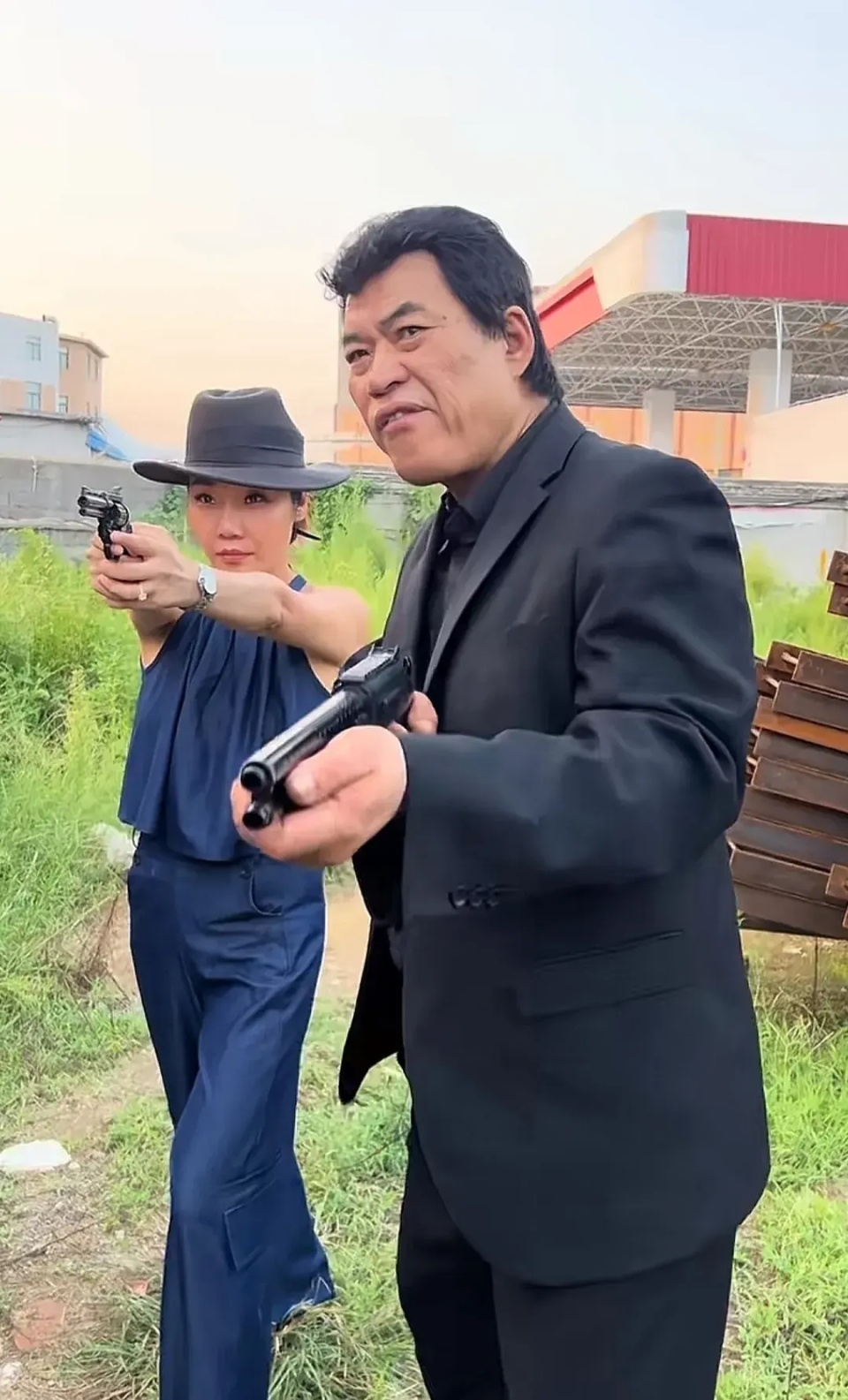 72岁李修贤与大傻模仿者直播带货,网友:除了性别,别的都不像