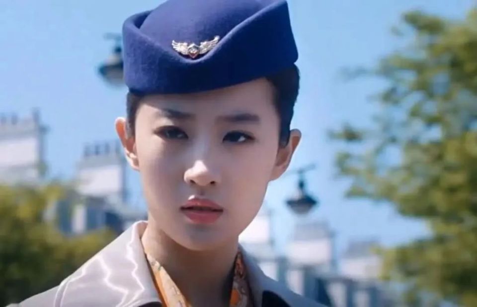 又与周润发一起合作,主演了古装片《铜雀台》.在该影片中,刘亦菲一人