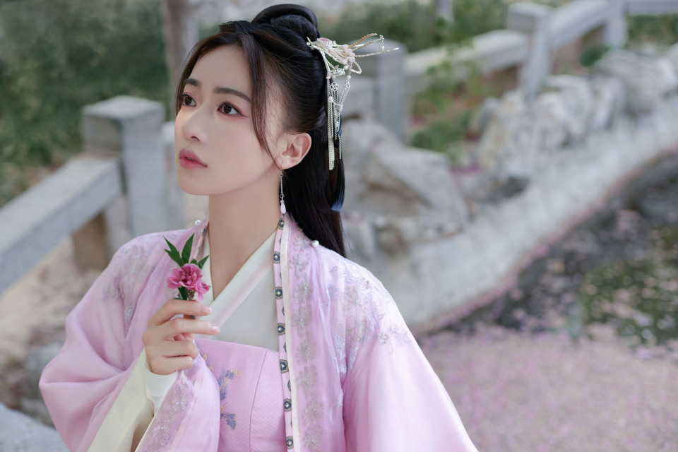 而此番与刘学义搭档的女演员,则或将由林允换成吴谨言!