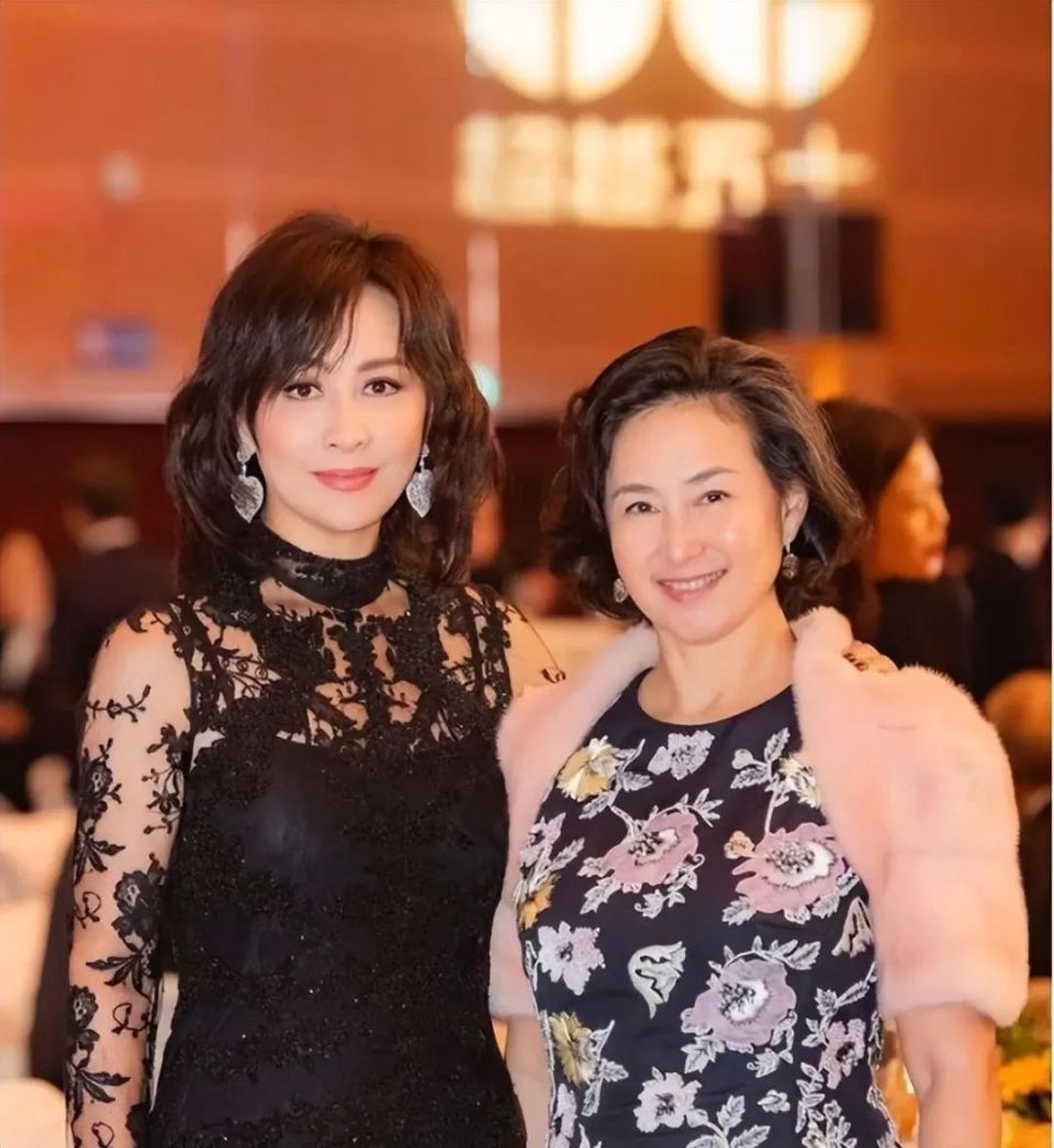 61岁何超琼穿皮衣现身,被夸年轻似40岁,不愧是赌王最美千金_腾讯新闻