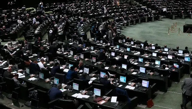 回应美方航行“保护费”威胁，伊朗议会正式提出霍尔木兹法案