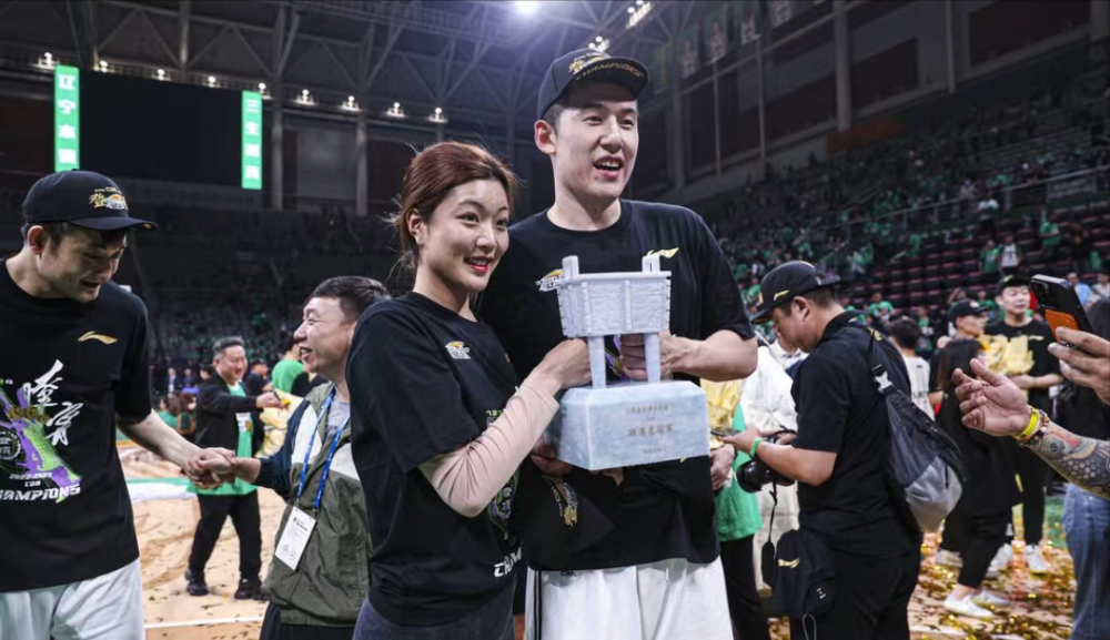 付豪游乐园游玩!女友身材高挑,两人共坐旋转木马,般配且浪漫_腾讯新闻